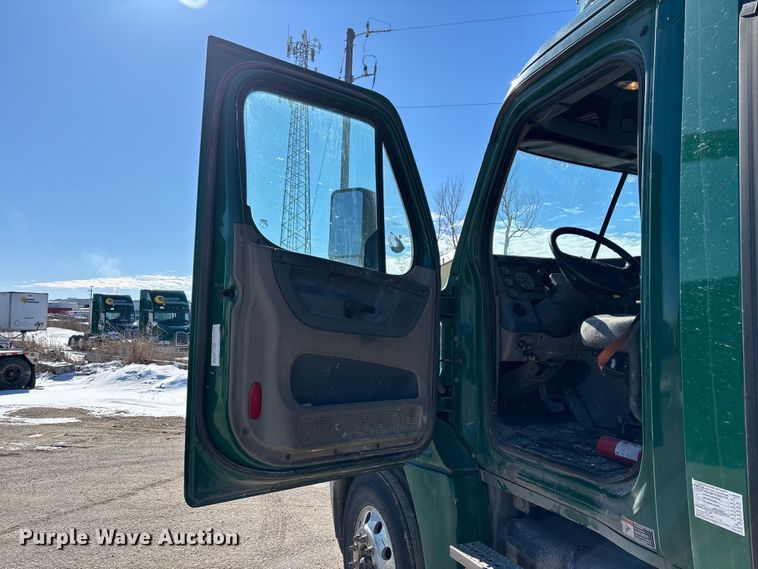 image for item FG1134 2017 Freightliner Cascadia 125 semi truck