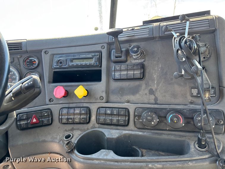 image for item FG1134 2017 Freightliner Cascadia 125 semi truck