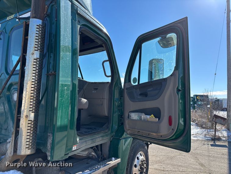 image for item FG1134 2017 Freightliner Cascadia 125 semi truck