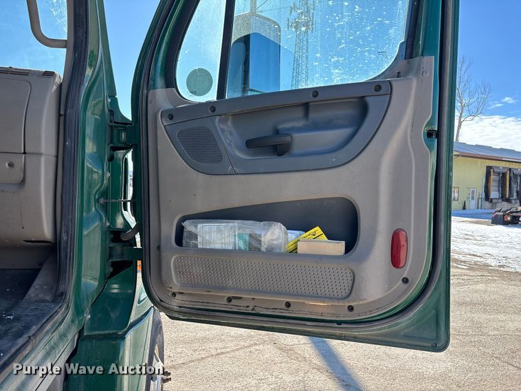 image for item FG1134 2017 Freightliner Cascadia 125 semi truck