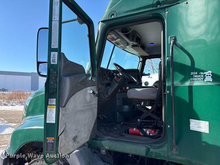 image for item FG1135 2016 Mack CXU613 semi truck