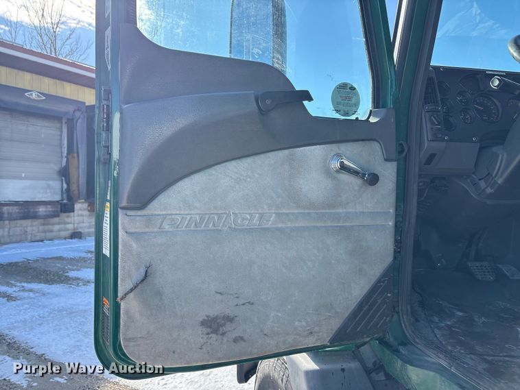 image for item FG1135 2016 Mack CXU613 semi truck