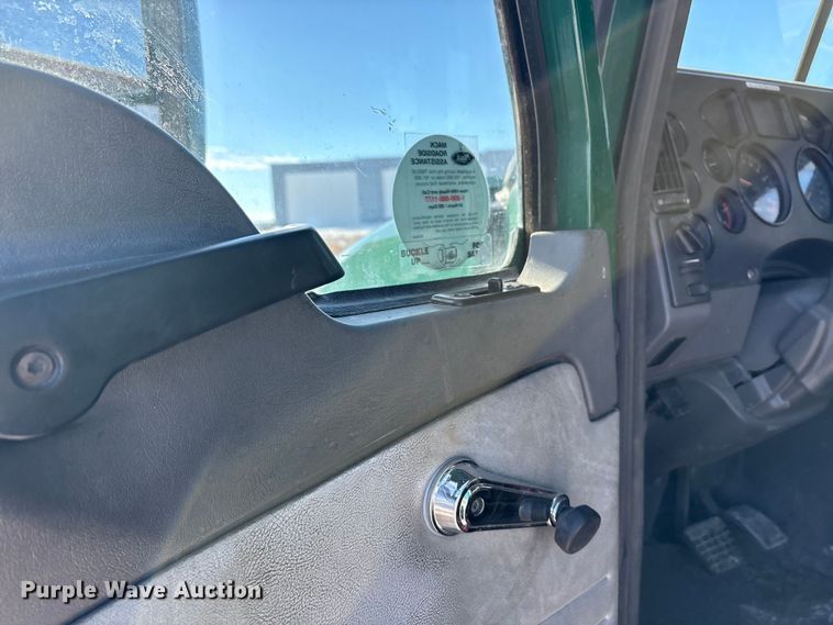 image for item FG1135 2016 Mack CXU613 semi truck