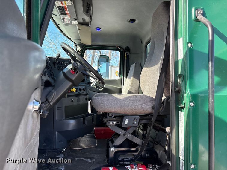 image for item FG1135 2016 Mack CXU613 semi truck