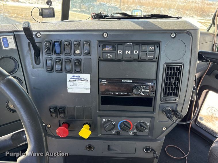 image for item FG1135 2016 Mack CXU613 semi truck