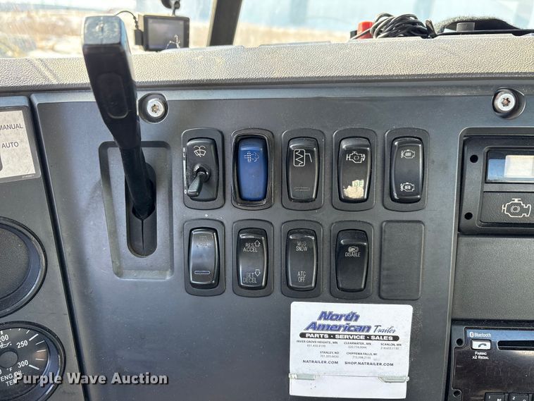 image for item FG1135 2016 Mack CXU613 semi truck