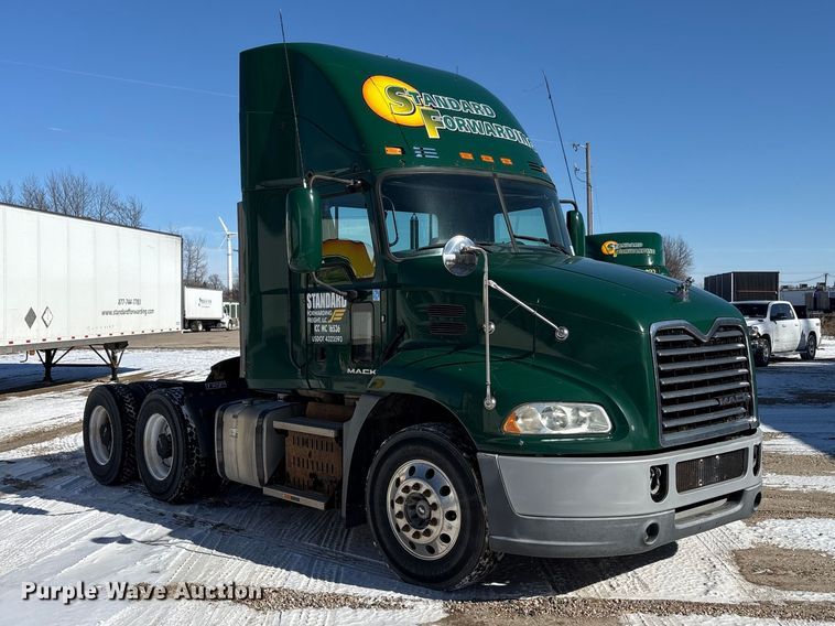 image for item FG1136 2016 Mack CXU613 semi truck