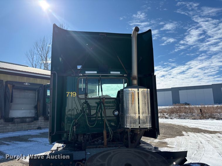 image for item FG1136 2016 Mack CXU613 semi truck