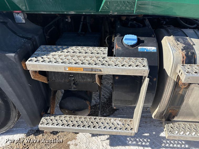 image for item FG1136 2016 Mack CXU613 semi truck