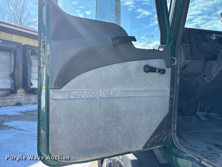 image for item FG1136 2016 Mack CXU613 semi truck