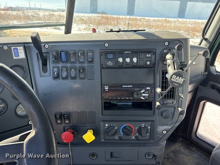 image for item FG1136 2016 Mack CXU613 semi truck