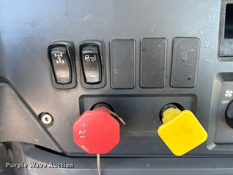 image for item FG1136 2016 Mack CXU613 semi truck