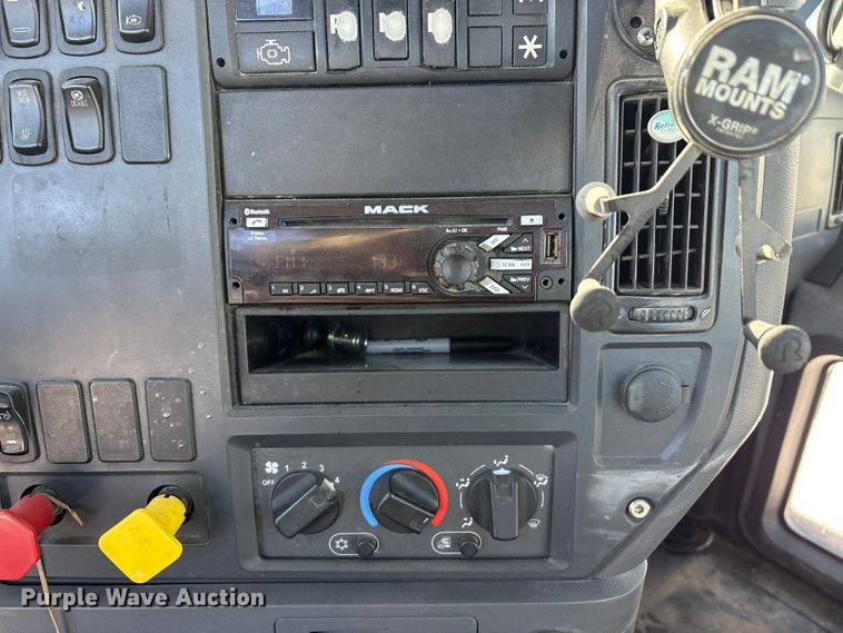 image for item FG1136 2016 Mack CXU613 semi truck