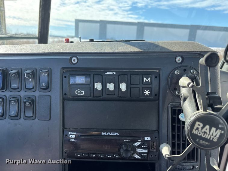 image for item FG1136 2016 Mack CXU613 semi truck