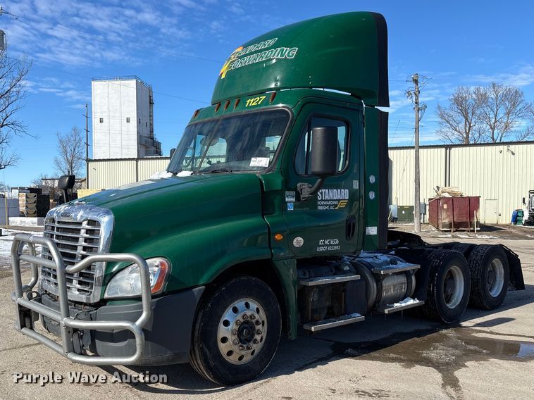 image for item FG1137 2017 Freightliner Cascadia 125 semi truck