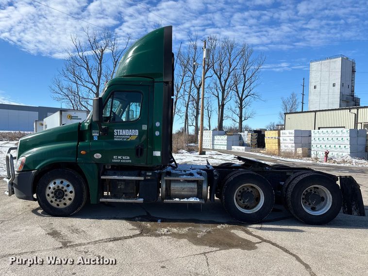 image for item FG1137 2017 Freightliner Cascadia 125 semi truck