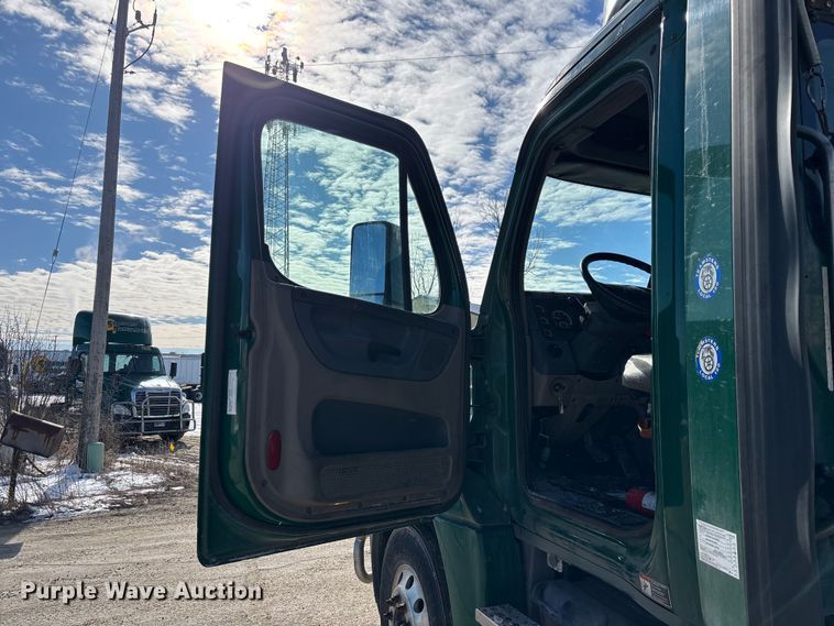 image for item FG1137 2017 Freightliner Cascadia 125 semi truck