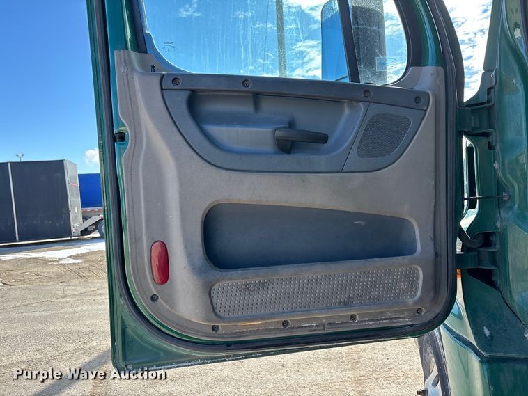 image for item FG1137 2017 Freightliner Cascadia 125 semi truck