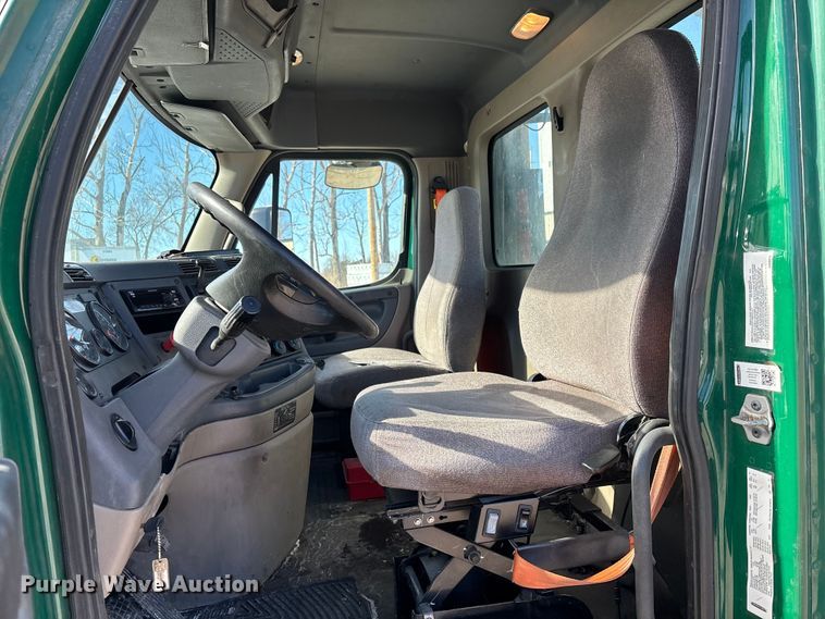 image for item FG1137 2017 Freightliner Cascadia 125 semi truck