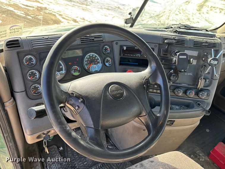 image for item FG1137 2017 Freightliner Cascadia 125 semi truck