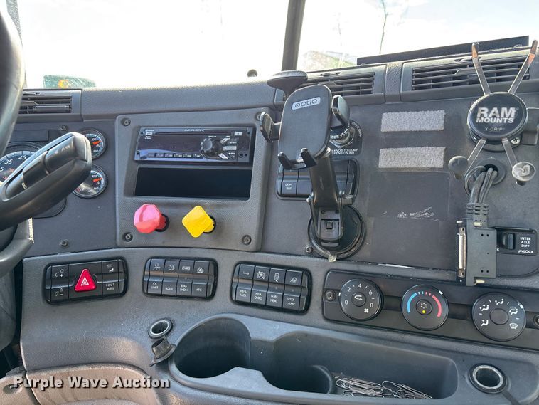 image for item FG1137 2017 Freightliner Cascadia 125 semi truck