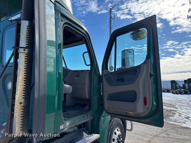 image for item FG1137 2017 Freightliner Cascadia 125 semi truck