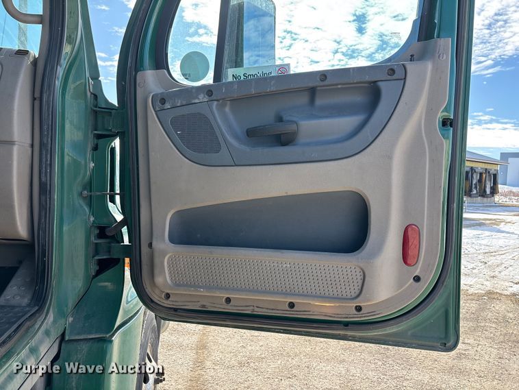 image for item FG1137 2017 Freightliner Cascadia 125 semi truck