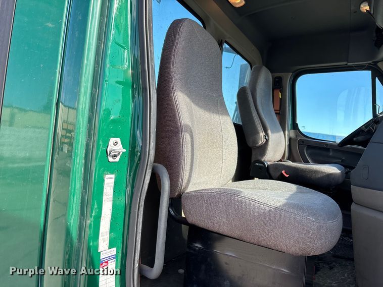 image for item FG1137 2017 Freightliner Cascadia 125 semi truck