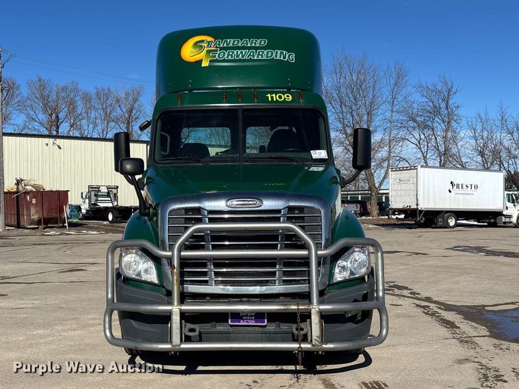 image for item FG1138 2017 Freightliner Cascadia 125 semi truck