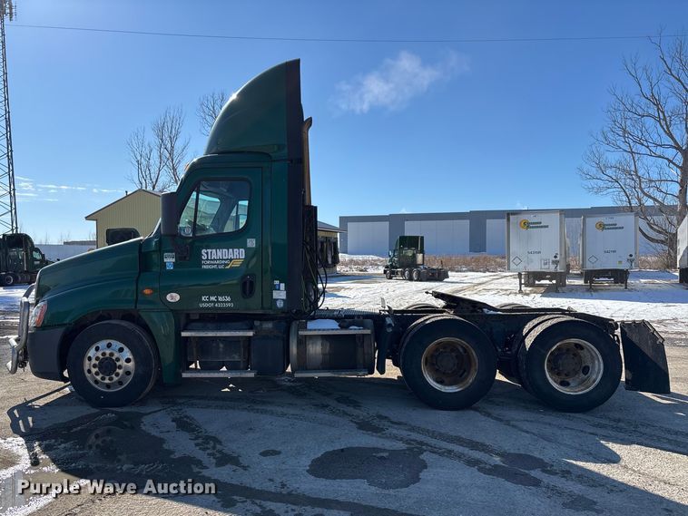 image for item FG1138 2017 Freightliner Cascadia 125 semi truck