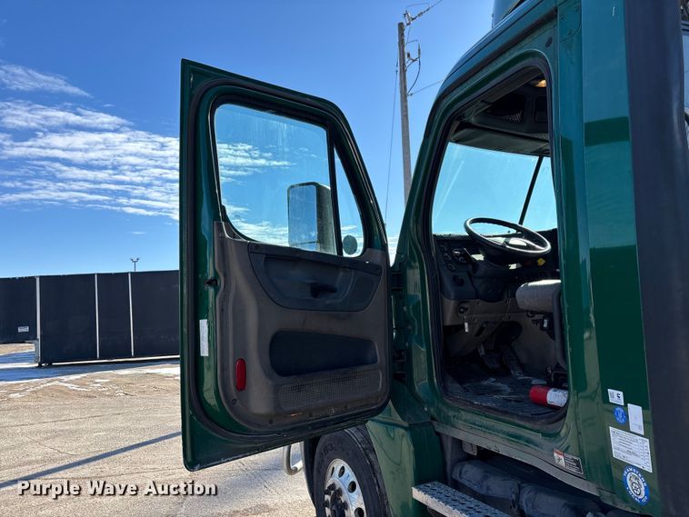 image for item FG1138 2017 Freightliner Cascadia 125 semi truck