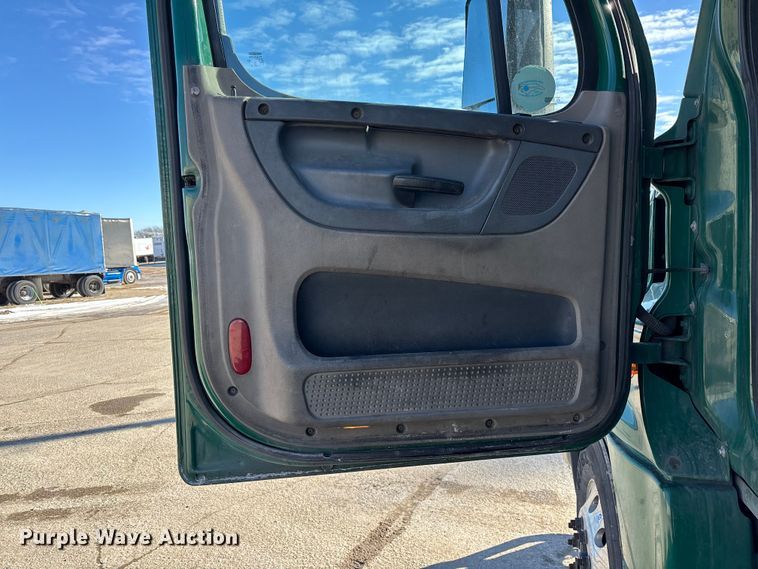 image for item FG1138 2017 Freightliner Cascadia 125 semi truck