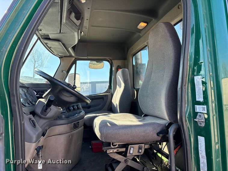 image for item FG1138 2017 Freightliner Cascadia 125 semi truck