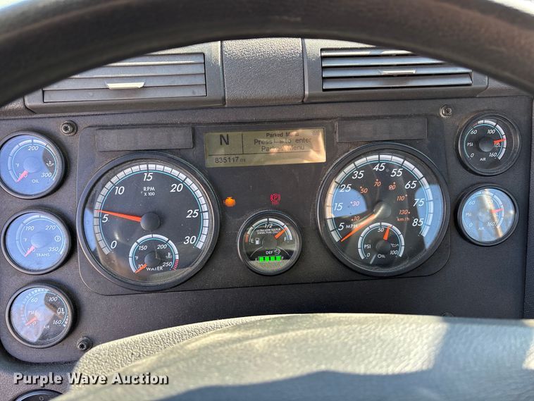 image for item FG1138 2017 Freightliner Cascadia 125 semi truck