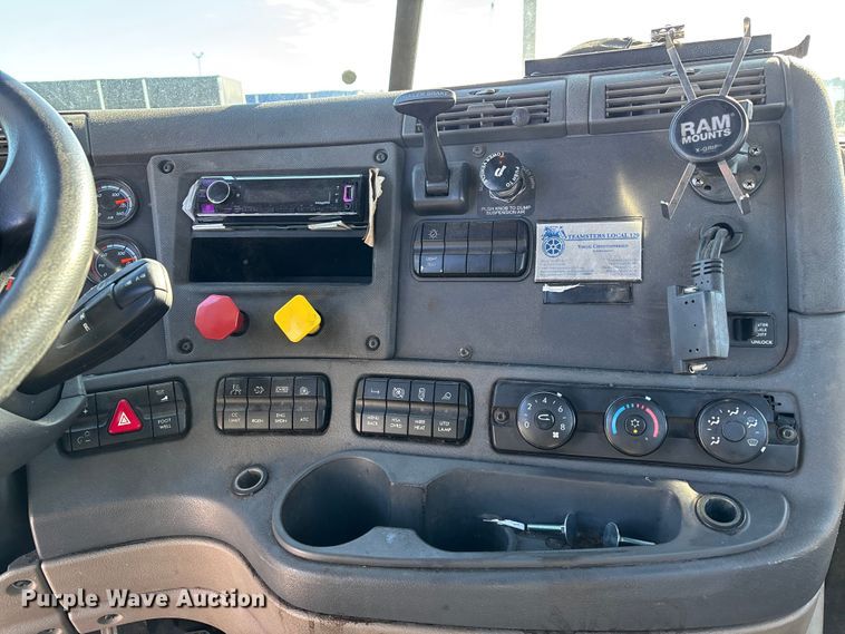 image for item FG1138 2017 Freightliner Cascadia 125 semi truck