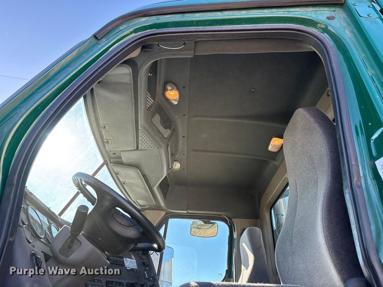 image for item FG1138 2017 Freightliner Cascadia 125 semi truck