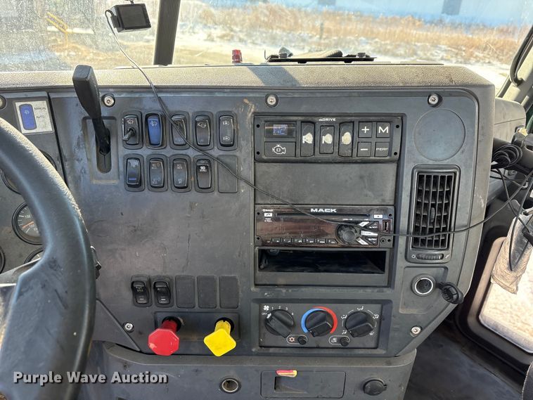 image for item FG1139 2016 Mack CXU613 semi truck