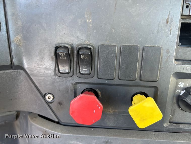 image for item FG1139 2016 Mack CXU613 semi truck