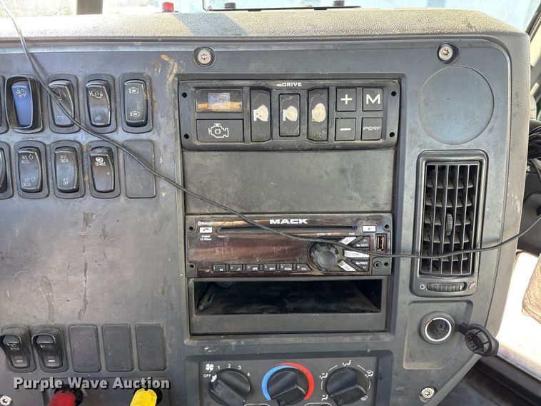 image for item FG1139 2016 Mack CXU613 semi truck