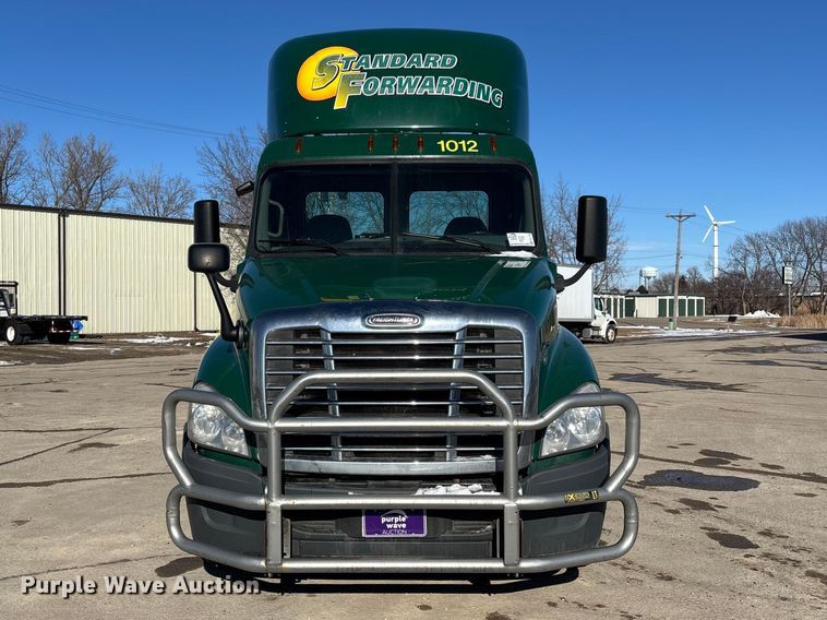 image for item FG1140 2017 Freightliner Cascadia 125 semi truck
