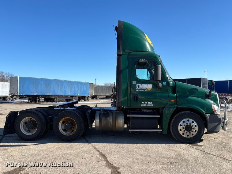image for item FG1140 2017 Freightliner Cascadia 125 semi truck