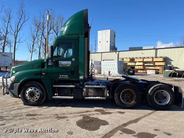 image for item FG1140 2017 Freightliner Cascadia 125 semi truck