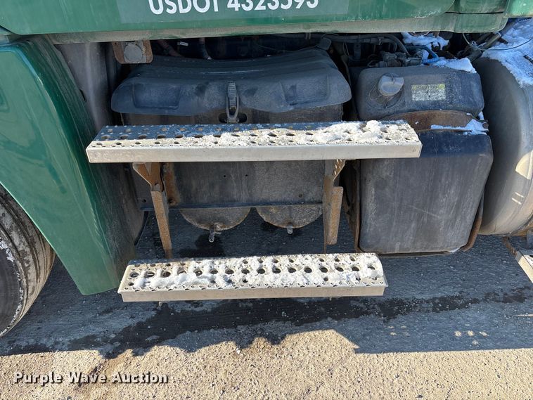 image for item FG1140 2017 Freightliner Cascadia 125 semi truck