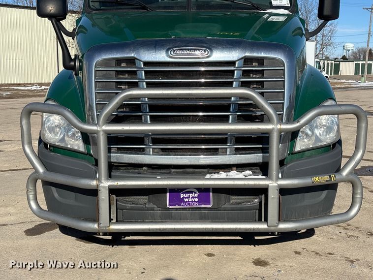 image for item FG1140 2017 Freightliner Cascadia 125 semi truck