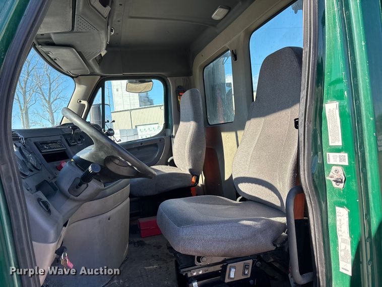 image for item FG1140 2017 Freightliner Cascadia 125 semi truck