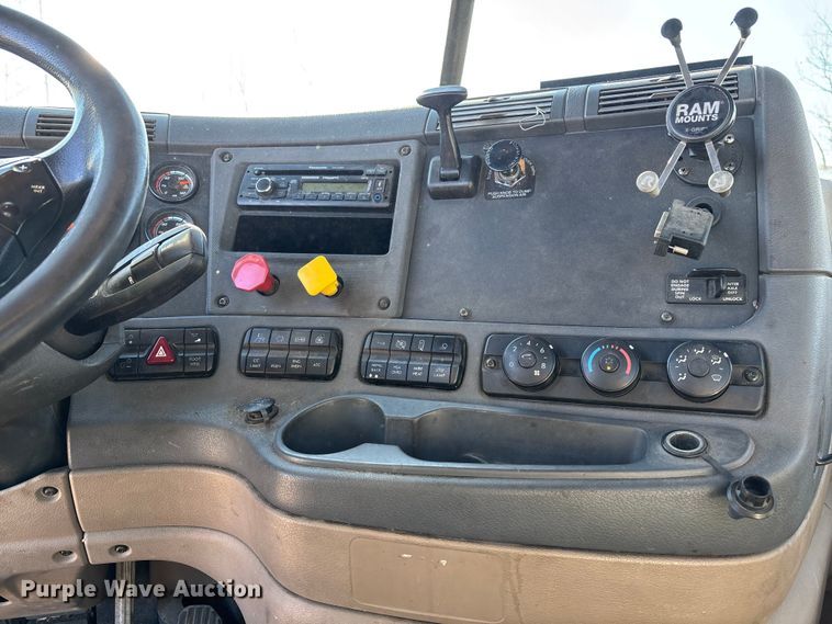 image for item FG1140 2017 Freightliner Cascadia 125 semi truck