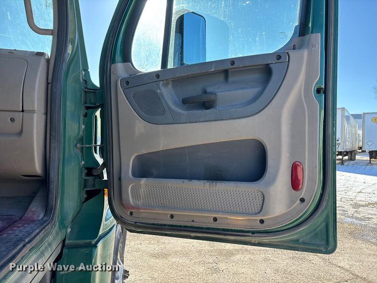 image for item FG1140 2017 Freightliner Cascadia 125 semi truck