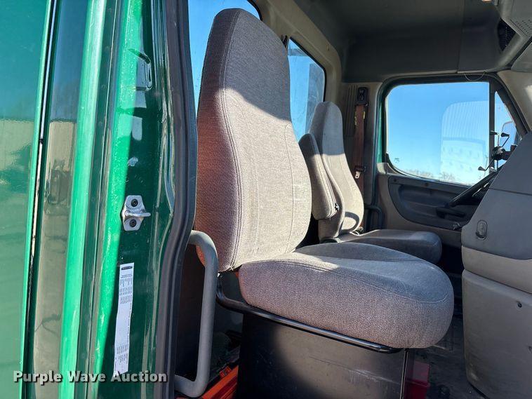 image for item FG1140 2017 Freightliner Cascadia 125 semi truck