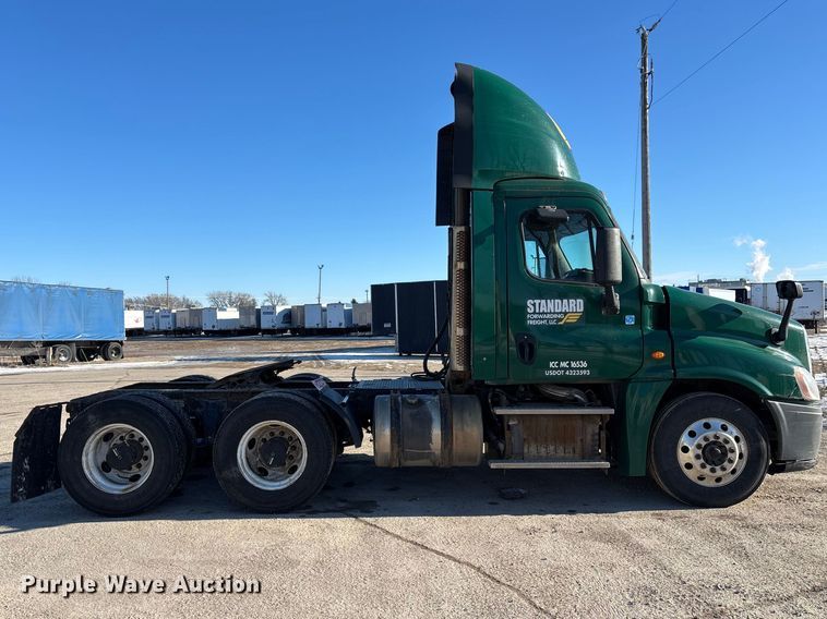 image for item FG1141 2017 Freightliner Cascadia 125 semi truck