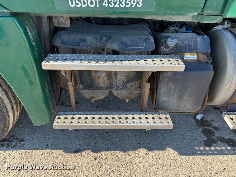 image for item FG1141 2017 Freightliner Cascadia 125 semi truck